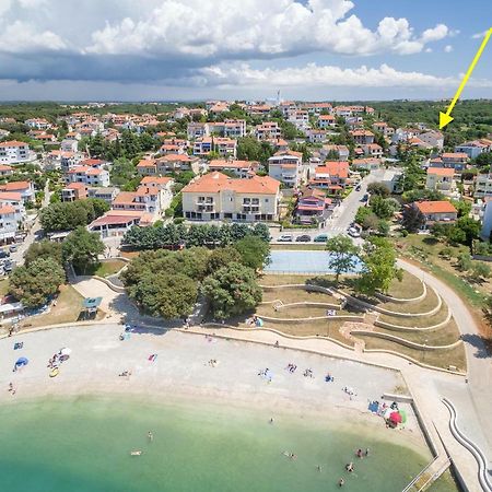 Apartment Tina By The Beach Pjescana Uvala Exterior photo